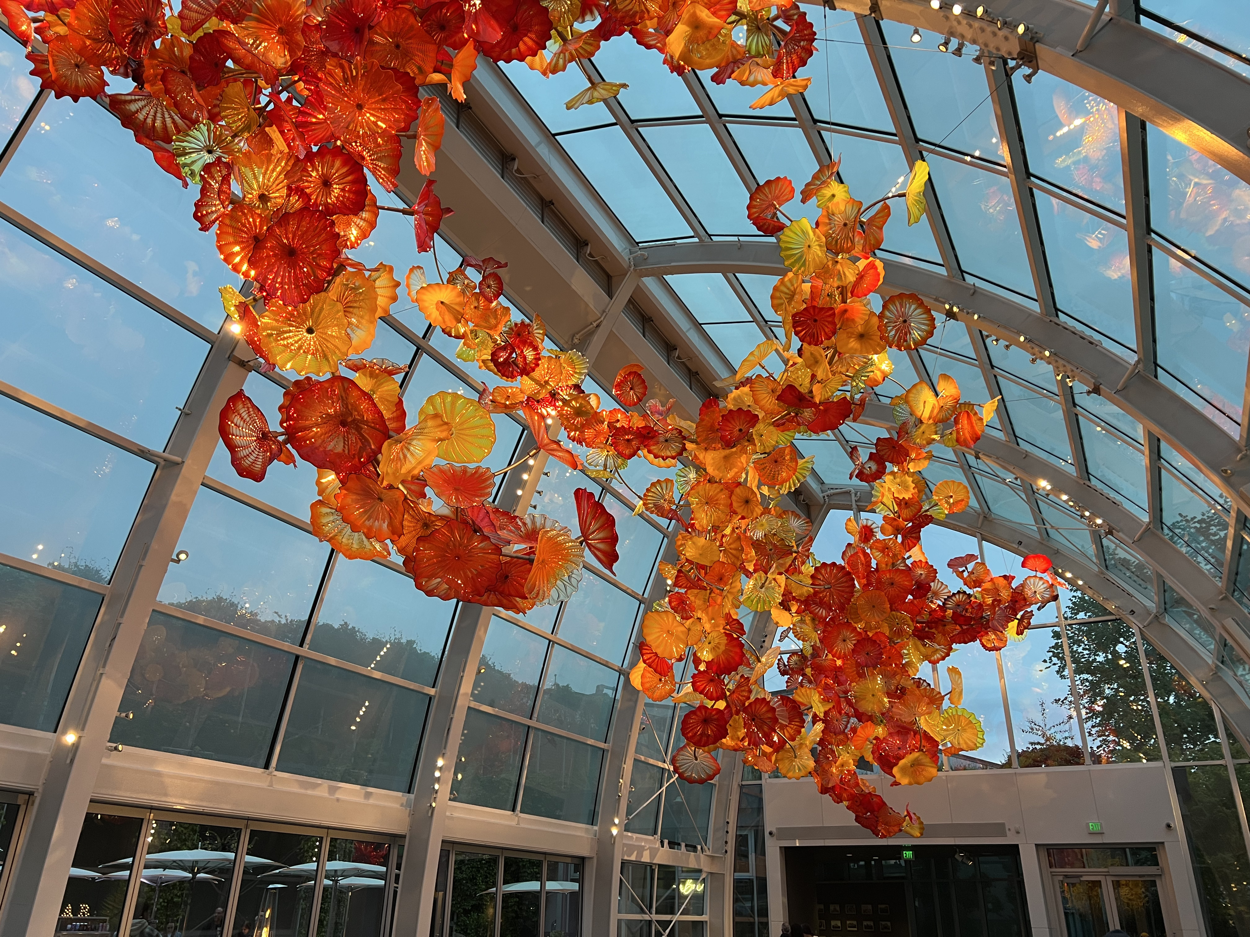 傍晚的 Chihuly Garden